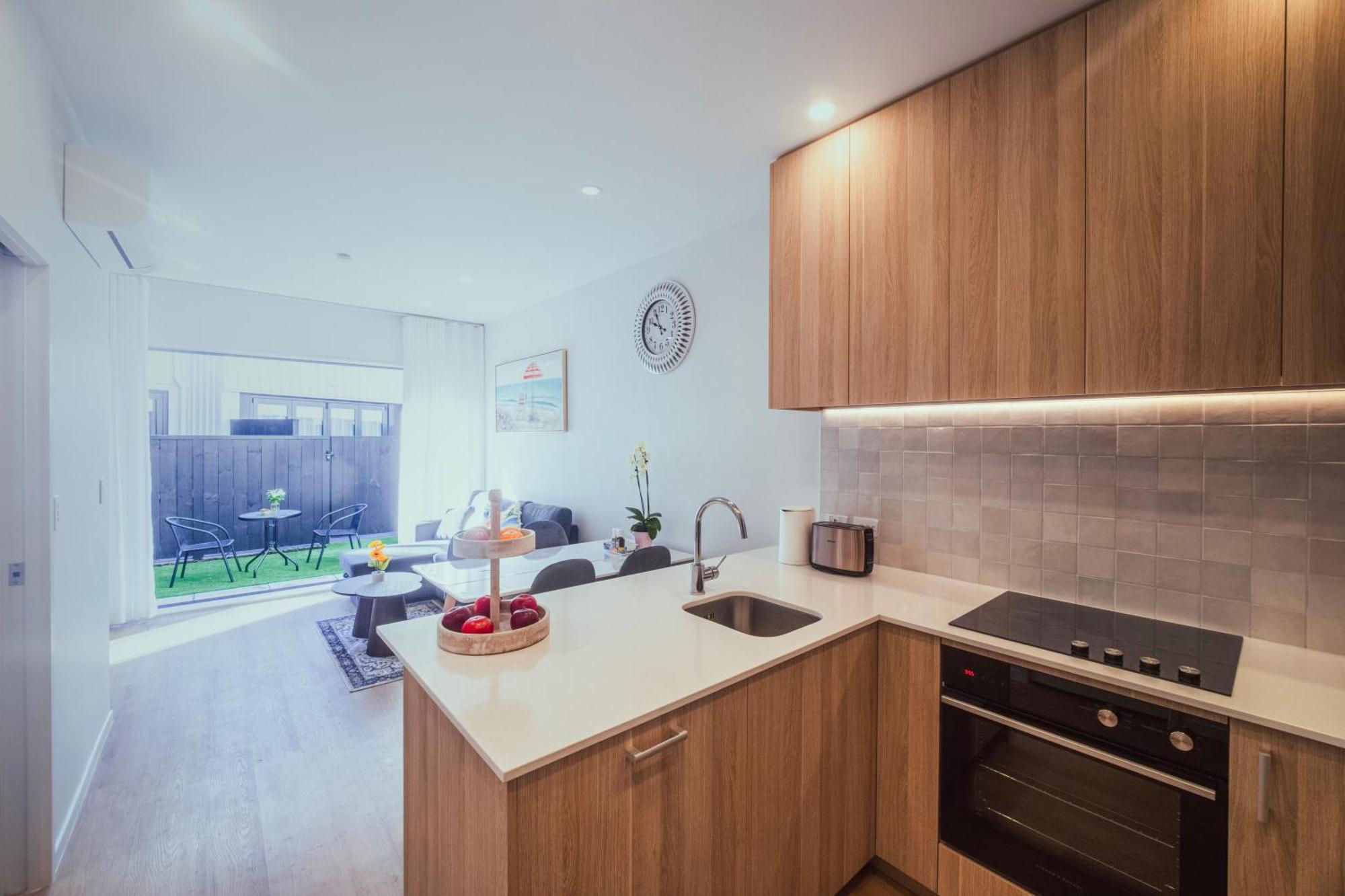 Modern Townhouse Close To City With Full Kitchen - Ellerslie Auckland Esterno foto